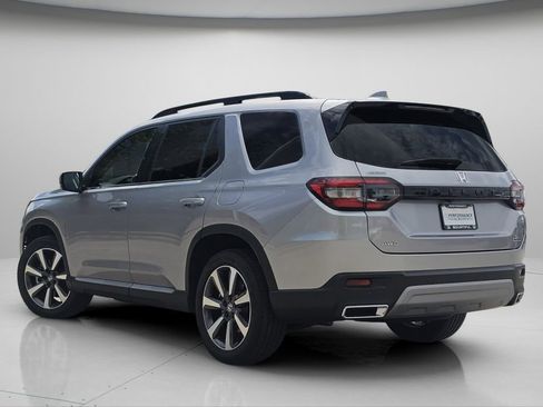 Certified 2025 Honda Pilot Touring image 24