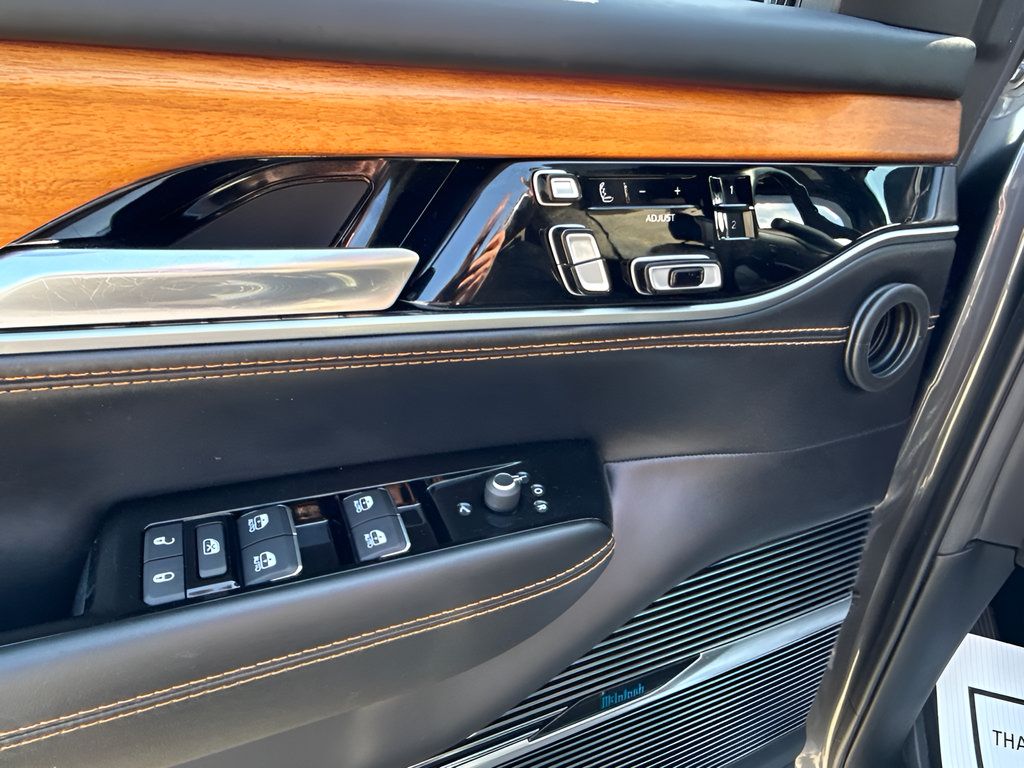 Used 2022 Jeep Grand Wagoneer Series III AWD/4WD image 14