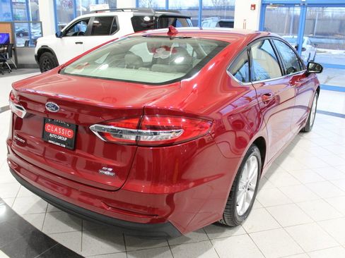 Used 2020 Ford Fusion SE image 4