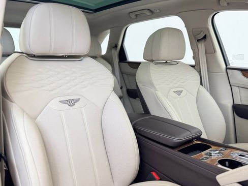 Used 2025 Bentley Bentayga image 9
