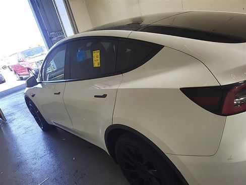 Used 2024 Tesla Model Y Long Range AWD/4WD image 8