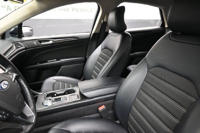 Used 2018 Ford Fusion SE w/ Equipment Group 201A FWD image 17