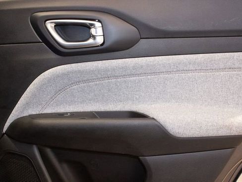 Used 2022 Jeep Compass Latitude image 13