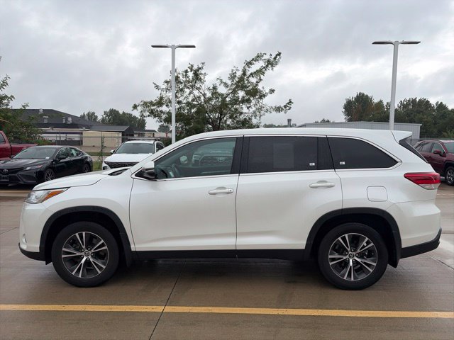 Used 2019 Toyota Highlander LE FWD image 4