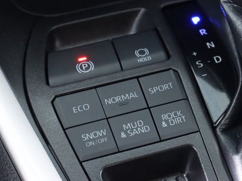 Used 2022 Toyota RAV4 LE AWD/4WD image 23