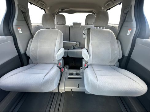 Used 2020 Toyota Sienna LE image 19