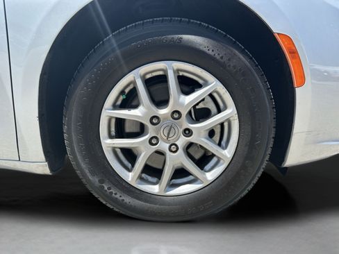 Certified 2024 Chrysler Pacifica Touring-L FWD image 45