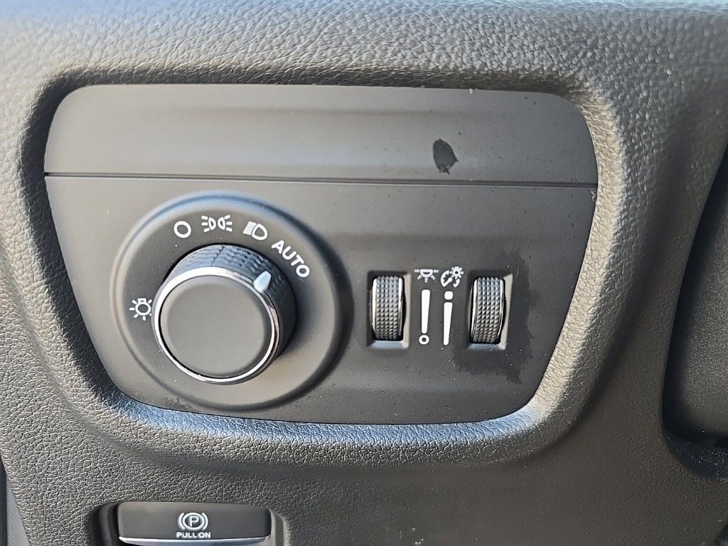 Used 2023 Jeep Grand Cherokee L Laredo AWD/4WD image 29