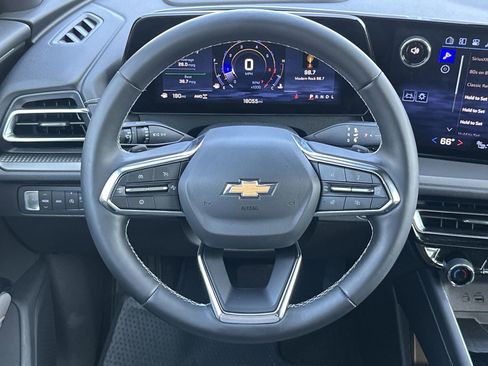 Used 2025 Chevrolet Traverse LT AWD/4WD image 19