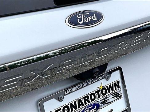 Used 2021 Ford Explorer XLT AWD/4WD image 30