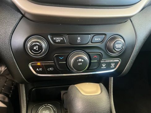 Used 2016 Jeep Cherokee Latitude w/ Cold Weather Group AWD/4WD image 52