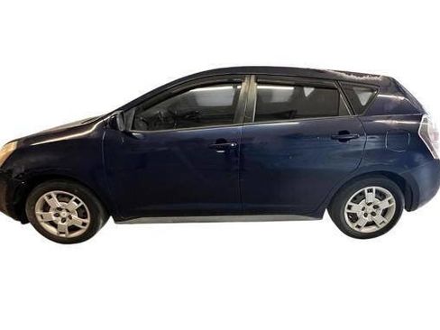 Used 2010 Pontiac Vibe w/ Preferred Package FWD image 2