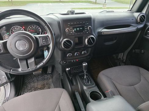 Used 2017 Jeep Wrangler Unlimited Sport w/ Connectivity Group AWD/4WD image 18