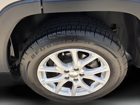 Used 2016 Jeep Cherokee Latitude FWD image 29