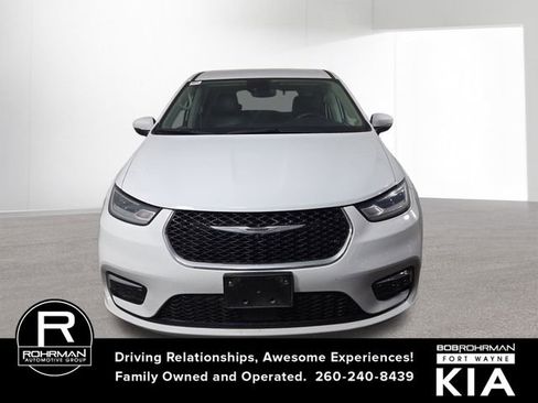 Used 2023 Chrysler Pacifica Touring-L image 3