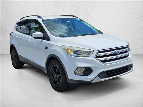 Used 2017 Ford Escape SE w/ Equipment Group 201A FWD image 3