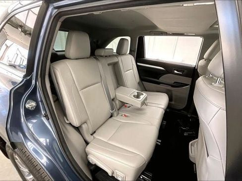 Used 2017 Toyota Highlander XLE image 19