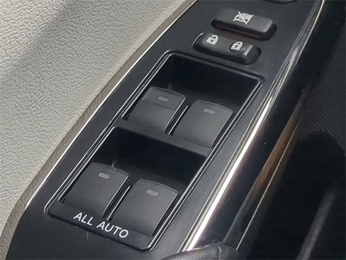 Used 2018 Toyota Avalon Limited image 24