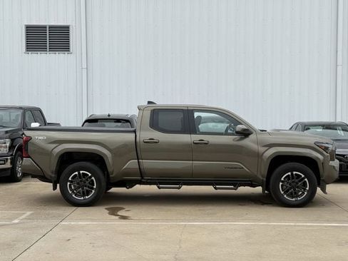 Used 2025 Toyota Tacoma TRD Sport AWD/4WD image 3