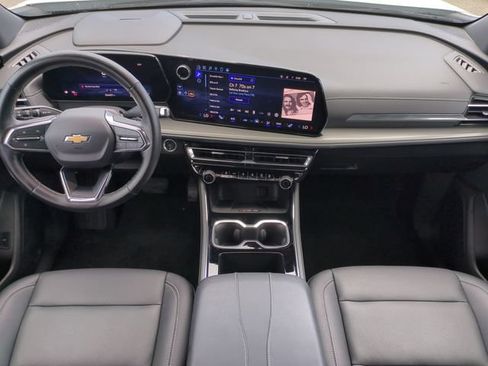 Used 2025 Chevrolet Traverse LT FWD image 18