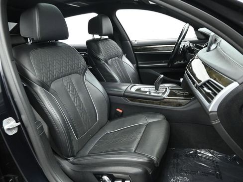 Used 2019 BMW 750i RWD image 26