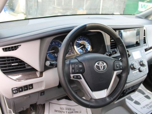 Used 2015 Toyota Sienna XLE w/ XLE Navigation Package FWD image 10
