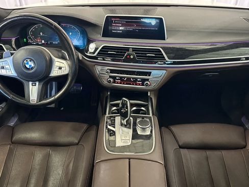 Used 2022 BMW 740i w/ M Sport Package RWD image 4