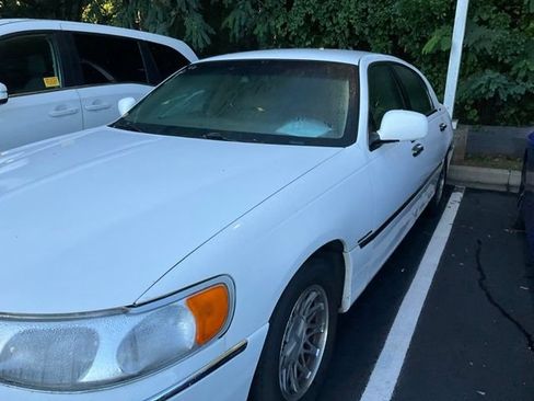Used 2002 Lincoln Town Car Signature RWD image 10
