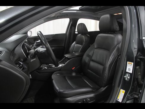 Used 2018 Chevrolet Malibu LT w/ Leather Package FWD image 5