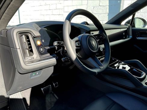 Used 2025 Porsche Cayenne Turbo AWD/4WD image 4