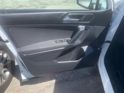 Used 2018 Volkswagen Tiguan S image 9