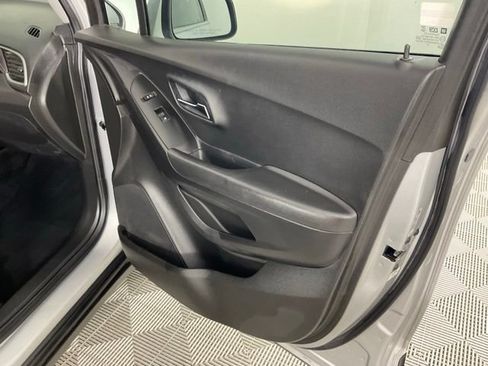 Used 2018 Chevrolet Trax LT w/ LT Convenience Package FWD image 24