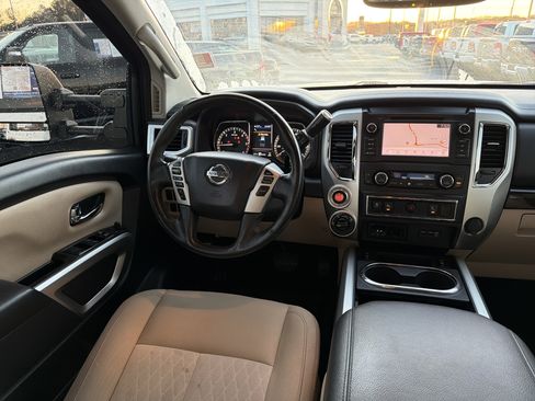 Used 2019 Nissan Titan SV w/ SV Convenience Package image 23