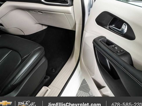Used 2024 Chrysler Pacifica Touring-L FWD image 22