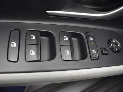 Used 2025 Hyundai Elantra Limited image 21