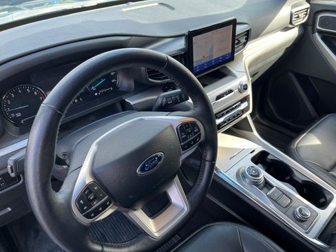 Used 2022 Ford Explorer XLT w/ Equipment Group 202A AWD/4WD image 7