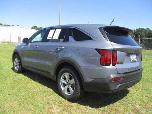 Used 2022 Kia Sorento LX image 5