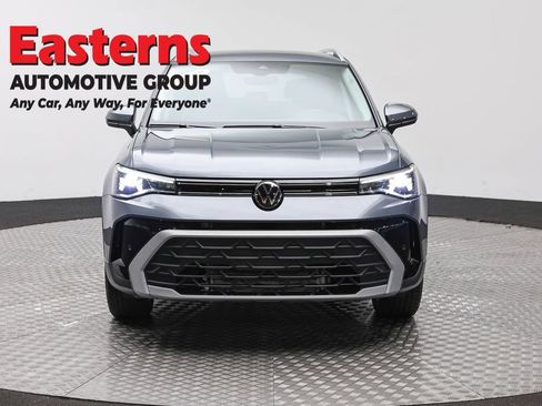 Used 2025 Volkswagen Taos SE AWD/4WD image 2