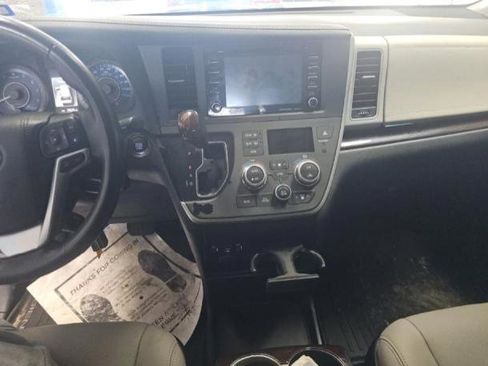 Used 2020 Toyota Sienna Limited FWD image 12