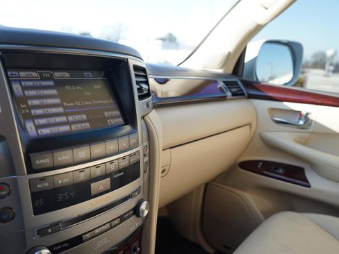 Used 2014 Lexus LX 570 4WD image 20