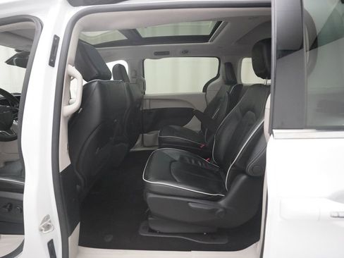 Used 2022 Chrysler Pacifica Limited FWD image 16