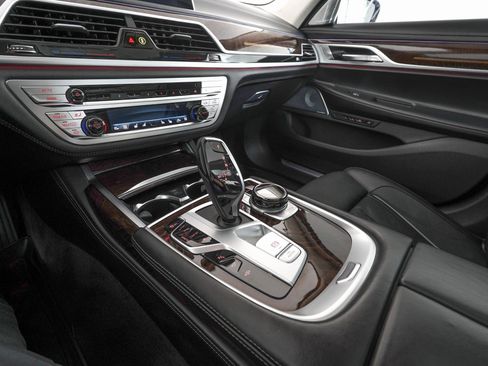 Used 2022 BMW 750i xDrive 750i xDrive image 24