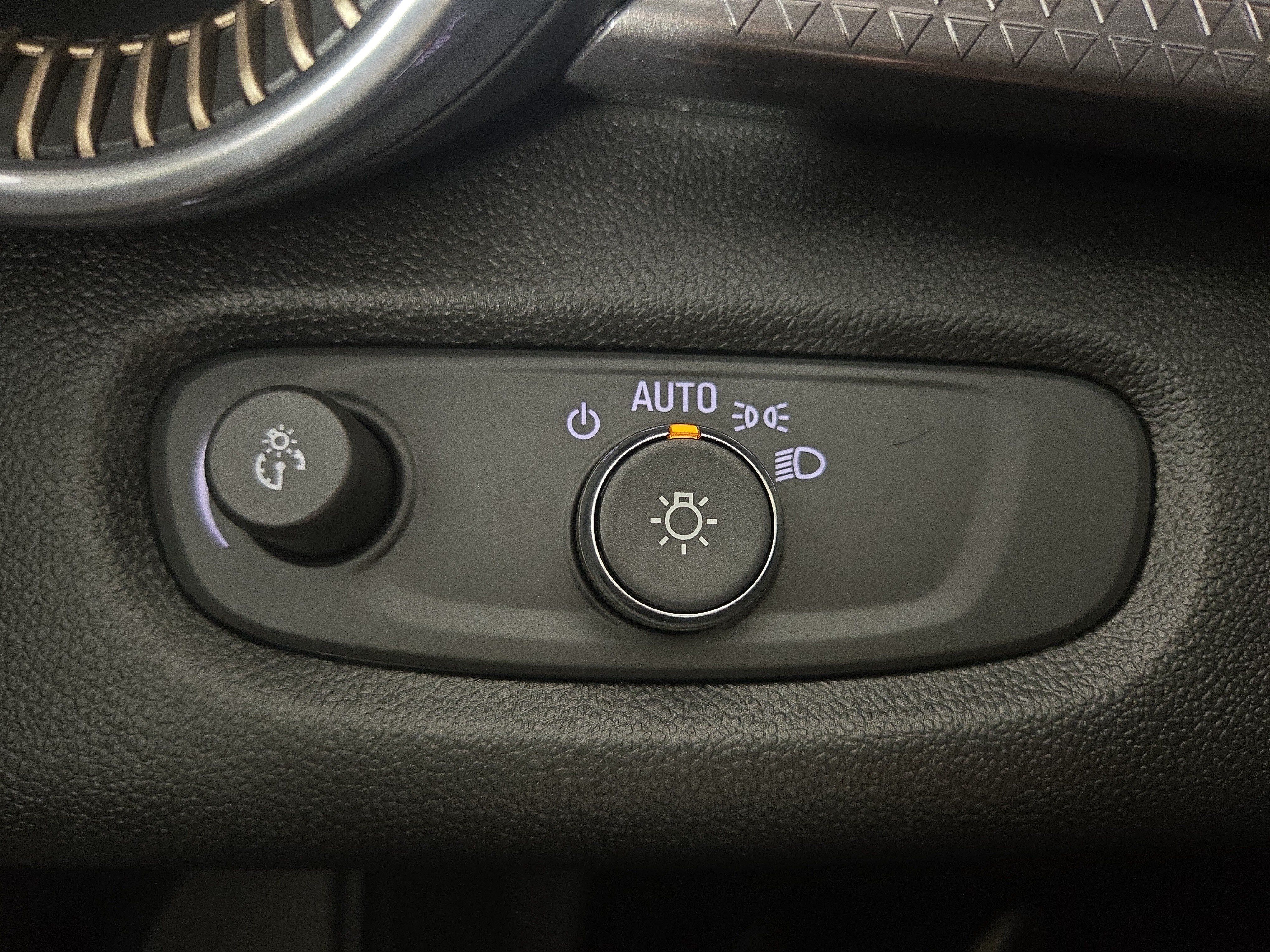 Used 2025 Chevrolet Trax ACTIV w/ Sunroof Package FWD image 25