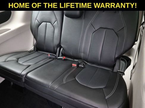 Used 2024 Chrysler Pacifica Touring-L image 36