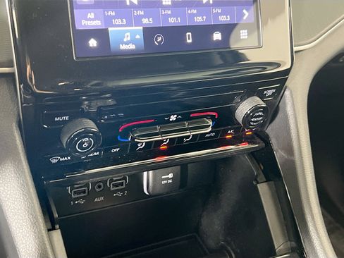 Used 2023 Jeep Grand Cherokee Laredo image 15