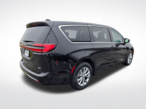 New 2026 Chrysler Pacifica Select image 3