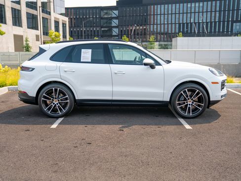 Certified 2026 Porsche Cayenne AWD/4WD image 8