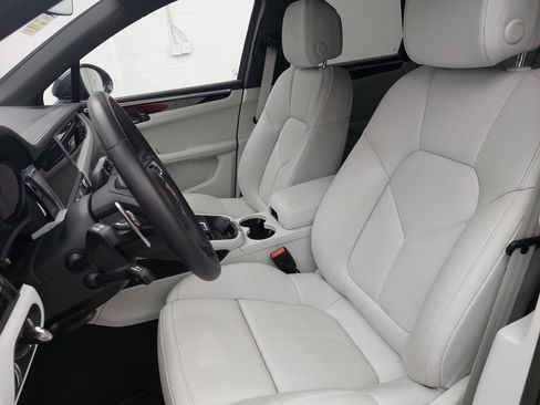 Certified 2026 Porsche Macan AWD/4WD image 5