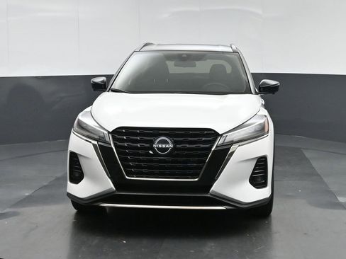 Used 2022 Nissan Kicks SR image 2