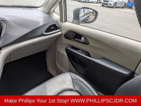 Used 2023 Chrysler Pacifica Touring-L FWD image 16
